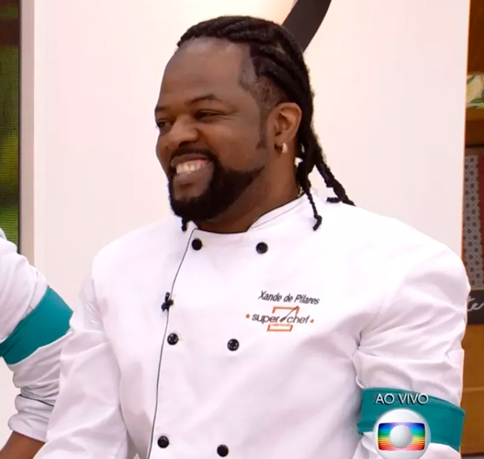 No <i>Super Chef</i>, Xande de Pilares foge da eliminação e comemora de forma engraçada