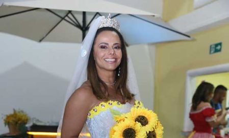 Viviane Araújo vira noiva em festa junina com mais famosos: <i>Hoje eu caso!</i>