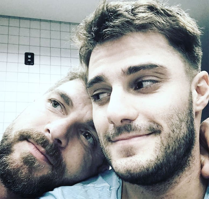 Hugo Bonemer reata com namorado e ganha homenagem especial no dia de seu aniversário; assista!