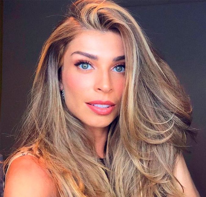 E ainda contou uma situação inusitada que viveu com Sofia: - Ela chegou para mim e disse: Mãe, como se conquista um menino?. O que fala, gente, para uma criança de seis anos? Eu respirei, dei aquela volta e falei que nessa idade, a gente não conquista, a gente brinca. Eu levei por esse caminho. E ainda contou uma situação inusitada que viveu com Sofia: - Ela chegou para mim e disse: Mãe, como se conquista um menino?. O que fala, gente, para uma criança de seis anos? Eu respirei, dei aquela volta e falei que nessa idade, a gente não conquista, a gente brinca. Eu levei por esse caminho.