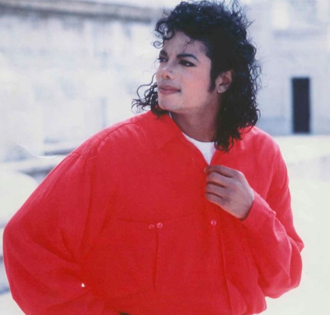 O rei do pop Michael Jackson morreu no dia 25 de junho de 2009, aos 50 anos de idade, e sabe-se que a causa foi uma intoxicação por um sedativo hospitalar. A polêmica em torno disso é que a medicação foi administrada por seu médico particular, Conrad Murray, que posteriormente foi acusado de homicídio culposo, quando não há intenção de matar. Acontece que muita gente acredita que Michael ainda está vivo, e que apenas fingiu a sua morte por não aguentar mais viver como uma pessoa famosa - até porque ele teve que enfrentar diversas controversas ao longo dos anos. Por outro lado, existe uma conspiração de que o músico pode ter previsto a sua própria morte. Em um trecho de seu diário, de 2009, ele teria escrito o seguinte: Temo que alguém esteja tentando me matar. Eita! O rei do pop Michael Jackson morreu no dia 25 de junho de 2009, aos 50 anos de idade, e sabe-se que a causa foi uma intoxicação por um sedativo hospitalar. A polêmica em torno disso é que a medicação foi administrada por seu médico particular, Conrad Murray, que posteriormente foi acusado de homicídio culposo, quando não há intenção de matar. Acontece que muita gente acredita que Michael ainda está vivo, e que apenas fingiu a sua morte por não aguentar mais viver como uma pessoa famosa - até porque ele teve que enfrentar diversas controversas ao longo dos anos. Por outro lado, existe uma conspiração de que o músico pode ter previsto a sua própria morte. Em um trecho de seu diário, de 2009, ele teria escrito o seguinte: Temo que alguém esteja tentando me matar. Eita!