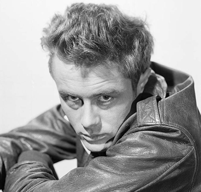 James Dean morreu no dia 30 de setembro de 1955, aos 24 anos de idade. O ator sofreu um acidente quando seu carro foi atingido por um outro veículo, e Donald Turnupseed, que dirigia o outro automóvel, sofreu apenas ferimentos leves. Entretanto, uma reconstrução do acidente sugeriu que o dano tinha sido muito leve e que não teria matado o motorista. Sendo assim, acreditam que Dean também forjou a sua própria morte. James Dean morreu no dia 30 de setembro de 1955, aos 24 anos de idade. O ator sofreu um acidente quando seu carro foi atingido por um outro veículo, e Donald Turnupseed, que dirigia o outro automóvel, sofreu apenas ferimentos leves. Entretanto, uma reconstrução do acidente sugeriu que o dano tinha sido muito leve e que não teria matado o motorista. Sendo assim, acreditam que Dean também forjou a sua própria morte.
