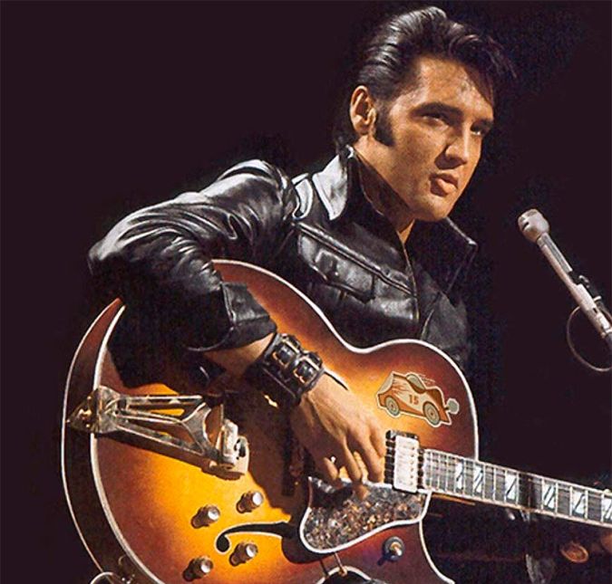 Elvis Presley foi encontrado morto em sua casa no dia 16 de agosto de 1977, aos 42 anos de idade. A causa da morte foi dada como um ataque cardíaco inesperado. Entretanto, muitos acreditam que o cantor tenha fingido a sua morte para que seu nome ficasse ainda mais popular. Caso isso seja realmente verdade, a estratégia funcionou: o sucesso de Elvis é bem expressivo até os dias de hoje; sem falar que com certeza você já ouviu a frase Elvis não morreu, né? Elvis Presley foi encontrado morto em sua casa no dia 16 de agosto de 1977, aos 42 anos de idade. A causa da morte foi dada como um ataque cardíaco inesperado. Entretanto, muitos acreditam que o cantor tenha fingido a sua morte para que seu nome ficasse ainda mais popular. Caso isso seja realmente verdade, a estratégia funcionou: o sucesso de Elvis é bem expressivo até os dias de hoje; sem falar que com certeza você já ouviu a frase Elvis não morreu, né?