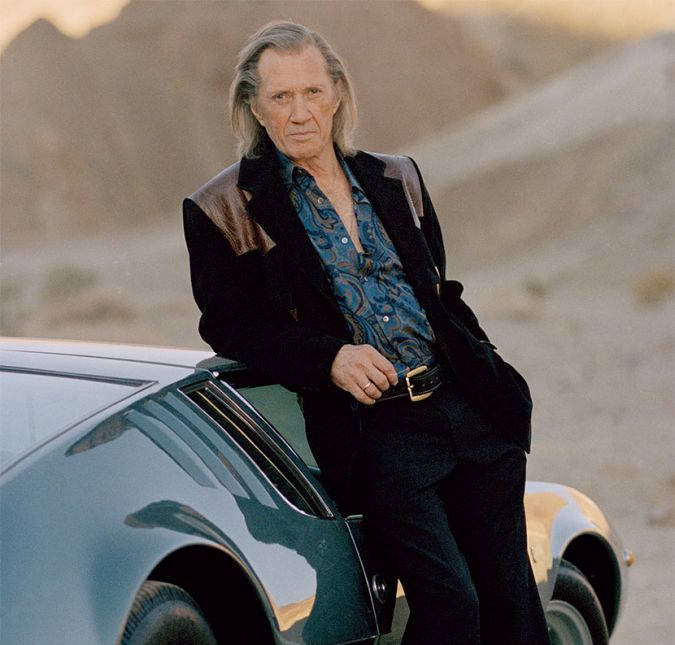 David Carradine foi encontrado morto no dia 3 de junho de 2009, aos 72 anos de idade. E o ator morreu em circunstâncias bem bizarras: ele foi encontrado asfixiado em um hotel em Bangkok, na Tailândia. Porém, após investigações, surgiu a hipótese de que ele poderia ter morrido por causa de um problema cardíaco ocasionado por um orgasmo. Uma corda estaria amarrada nas partes íntimas de Carradine e outra estaria no pescoço. Todo esse cenário fez com que a família do artista acreditasse, na verdade, que ele foi assassinado por uma gangue de assassinos de kung fu após ter sido revelado que David estava planejando descobrir mais sobre esses grupos no submundo das artes marciais. Vale lembrar, ainda, que o ator foi o protagonista da série Kung Fu, de 1972 a 1975. David Carradine foi encontrado morto no dia 3 de junho de 2009, aos 72 anos de idade. E o ator morreu em circunstâncias bem bizarras: ele foi encontrado asfixiado em um hotel em Bangkok, na Tailândia. Porém, após investigações, surgiu a hipótese de que ele poderia ter morrido por causa de um problema cardíaco ocasionado por um orgasmo. Uma corda estaria amarrada nas partes íntimas de Carradine e outra estaria no pescoço. Todo esse cenário fez com que a família do artista acreditasse, na verdade, que ele foi assassinado por uma gangue de assassinos de kung fu após ter sido revelado que David estava planejando descobrir mais sobre esses grupos no submundo das artes marciais. Vale lembrar, ainda, que o ator foi o protagonista da série Kung Fu, de 1972 a 1975.