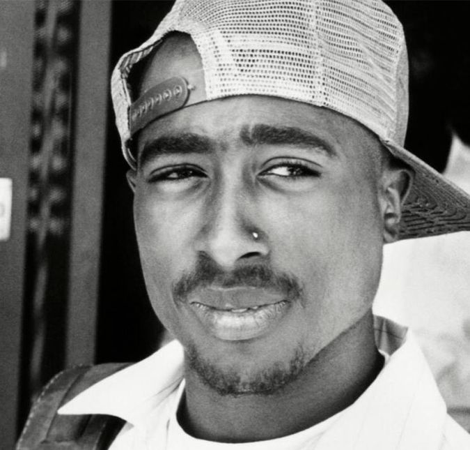 Tupac Shakur, também conhecido como 2Pac, morreu com 25 anos de idade, no dia 13 de setembro de 1996. Cerca de 13 tiros foram disparados contra o carro do músico, e pelo menos quatro balas o atingiram. 2Pac passou por uma série de cirurgias, mas teve uma hemorragia interna e acabou não resistindo. Suspeita-se que a morte do rapper tenha sido consequência de uma briga de gangues nos Estados Unidos - e até surgiram rumores de que Notorious Big, com quem 2Pac tinha uma desavença, estava envolvido no assassinato. Além disso, muita gente acredita que o rapper está vivo - e que simulou a sua morte, justamente, para escapar dessa guerra entre gangues. Tupac Shakur, também conhecido como 2Pac, morreu com 25 anos de idade, no dia 13 de setembro de 1996. Cerca de 13 tiros foram disparados contra o carro do músico, e pelo menos quatro balas o atingiram. 2Pac passou por uma série de cirurgias, mas teve uma hemorragia interna e acabou não resistindo. Suspeita-se que a morte do rapper tenha sido consequência de uma briga de gangues nos Estados Unidos - e até surgiram rumores de que Notorious Big, com quem 2Pac tinha uma desavença, estava envolvido no assassinato. Além disso, muita gente acredita que o rapper está vivo - e que simulou a sua morte, justamente, para escapar dessa guerra entre gangues.