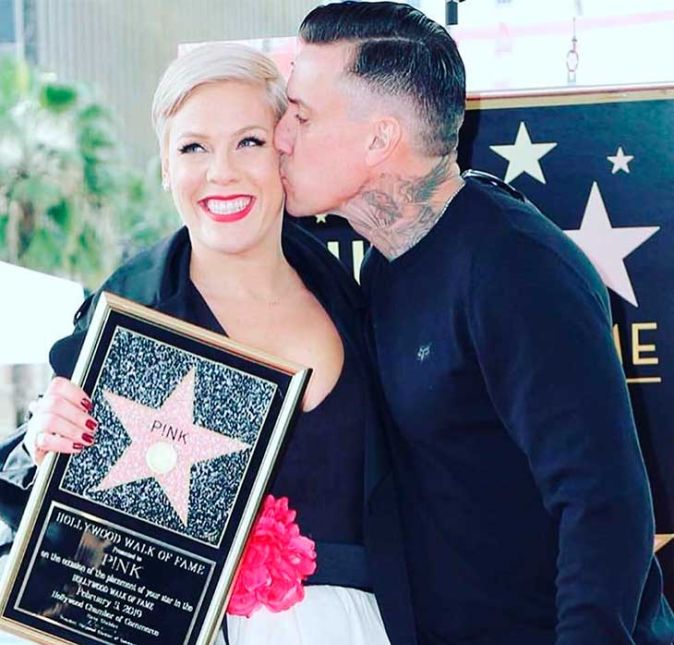 Pink começou a sair com o esportista Carey Hart em 2001, e, em 2003, se separaram pela primeira vez. Dois anos depois, já juntos novamente, ela foi pedida em casamento. Em 2006, eles se casaram, em uma relação que só durou dois anos até o primeiro término - que durou um ano. Desde 2008, no entando, eles estão juntos e firmes, e já têm dois filhos. Pink começou a sair com o esportista Carey Hart em 2001, e, em 2003, se separaram pela primeira vez. Dois anos depois, já juntos novamente, ela foi pedida em casamento. Em 2006, eles se casaram, em uma relação que só durou dois anos até o primeiro término - que durou um ano. Desde 2008, no entando, eles estão juntos e firmes, e já têm dois filhos.
