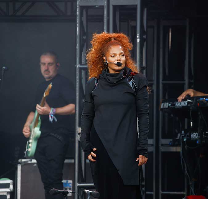 Aparência de Janet Jackson em festival levanta suspeitas de que cantora teria feito novas plásticas