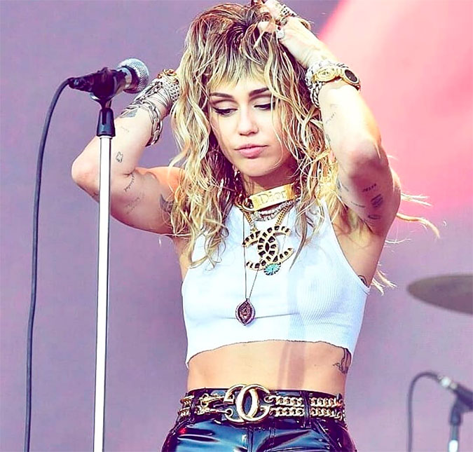 Após vídeos estranhos, fãs perguntam se Miley Cyrus está sob efeito de drogas