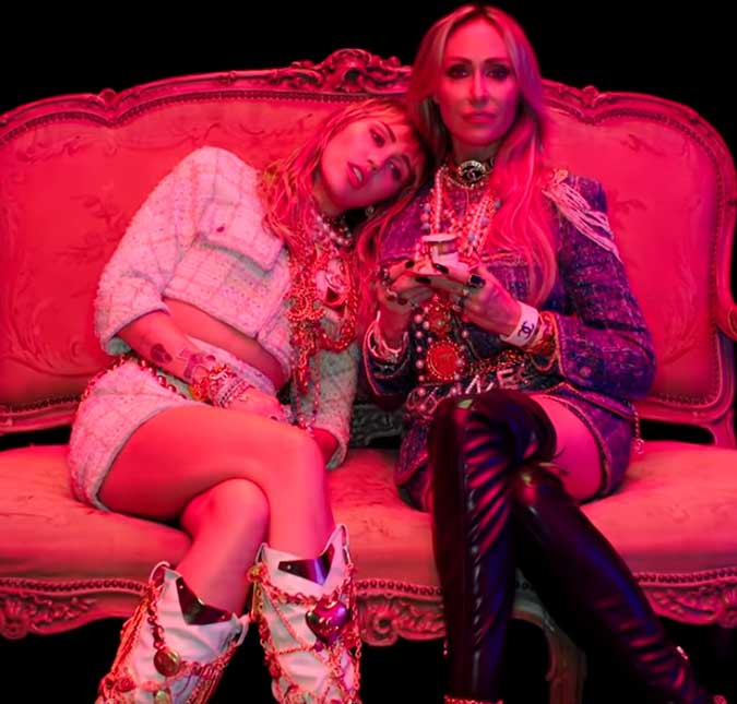Miley Cyrus mostra empoderamento no clipe <I>Mother's Daughter</i>, assista!