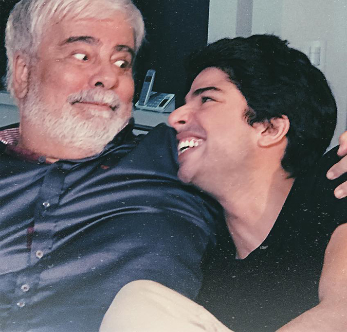 Filho de Wagner Montes, Diego Montez fala sobre a carreira artística: - <i>Nunca entrei em lugar nenhum por ser filho dele</i>