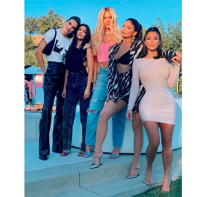 Irmãs Kardashian-Jenner se reúnem para clique raro e Khloé brinca: <i>Difícil convencer todo mundo a tirar uma foto</i>