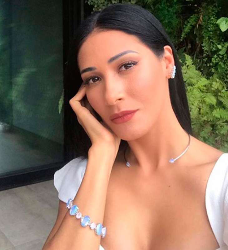 simaria com vestido transparente