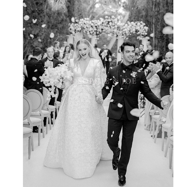 Joe Jonas e Sophie Turner encantam ao divulgar foto de casamento