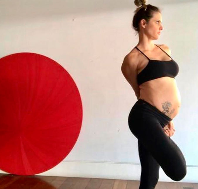 Grávida, Fernanda Lima mostra elasticidade em sessão de ioga, confira!