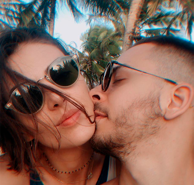 Monica Benini fala sobre primeiro encontro com Junior Lima: <i> - Passamos uma semana acampando, sem pentear o cabelo</i>