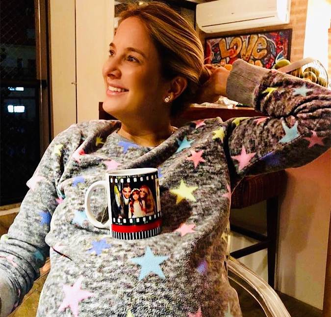 Ticiane Pinheiro posa com xícara de chá na barriga e revela o que quer ouvir na hora do parto: <i>- Funk e sertanejo</i>