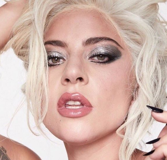 Lady Gaga recebe elogios por foto sem retoque de <i>Photoshop</i> da sua marca de cosméticos