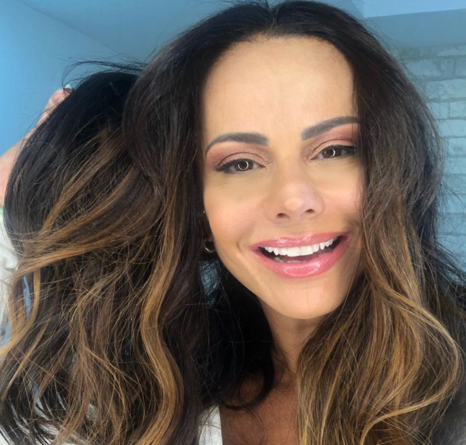 Viviane Araújo dá uma repaginada no visual e adota o <i>megahair</i>