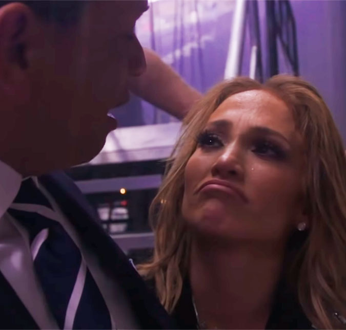 Jennifer Lopez é consolada pelo noivo após se machucar em <i>show</i>