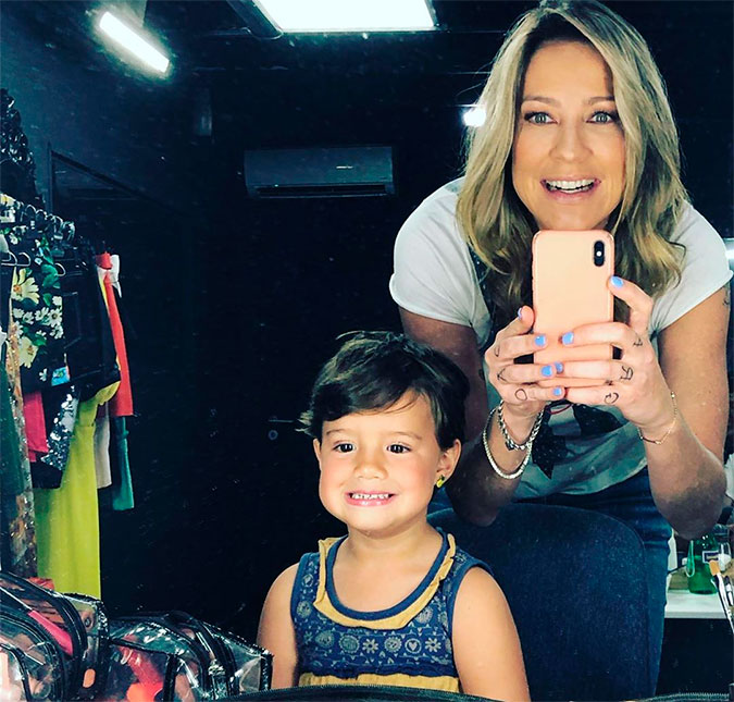 Luana Piovani leva filha, Liz, para o trabalho e reclama de birra: - <I>De quem será que ela é filha?</I>