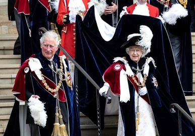Rainha Elizabeth II pode abdicar do trono aos 95 anos de idade e entregar posto para o filho, príncipe Charles, diz jornal