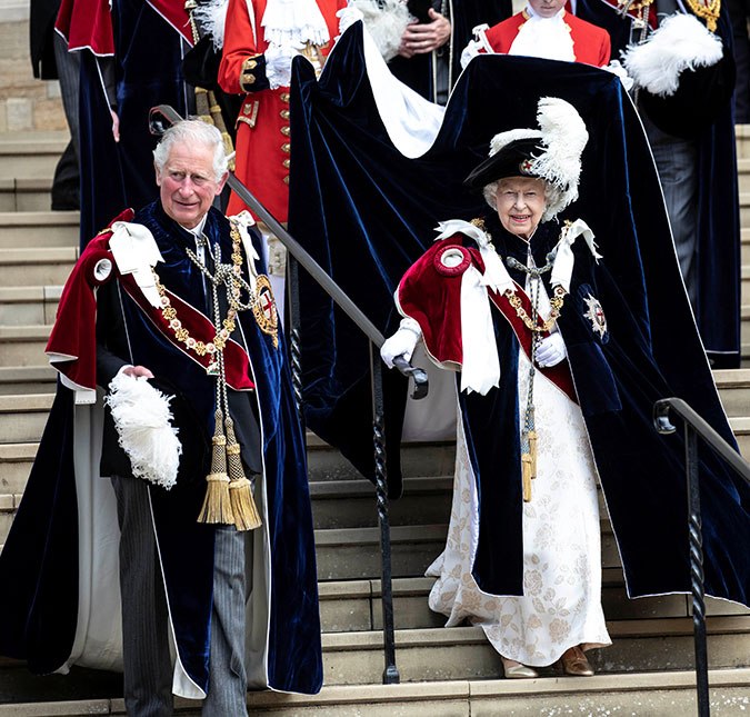 Rainha Elizabeth II pode abdicar do trono aos 95 anos de idade e entregar posto para o filho, príncipe Charles, diz jornal