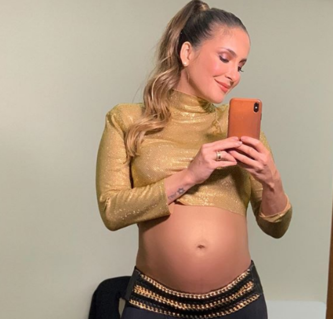 Claudia Leitte compartilha vídeo da barriga se mexendo no final da gravidez