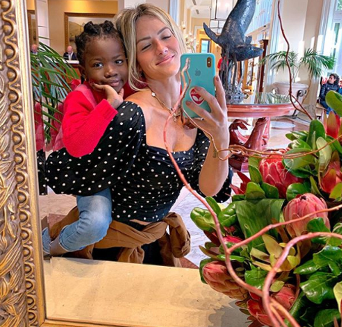 Titi interrompe <I>Stories</i> de Giovanna Ewbank e avisa:<i> Quero comer logo. Vou morrer de fome!</I>