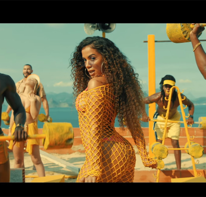Após ser acusada de apropriação cultural, Anitta lança clipe de <i>Muito Calor</i>, em parceria com Ozuna, assista!
