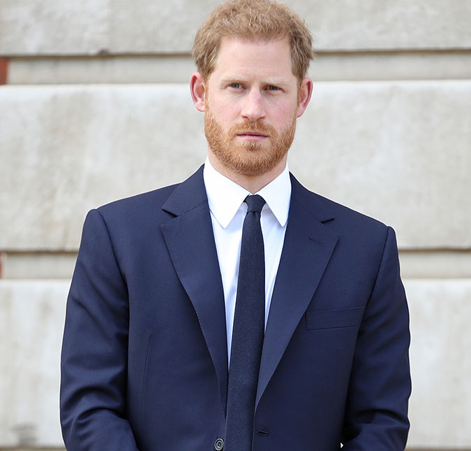 Príncipe Harry teria sido <I>deixado de lado</I> pela família real durante a infância, diz documentário