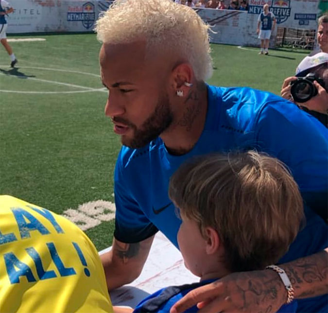 Neymar aparece em público ao lado do filho e exibe cabelo descolorido, confira!