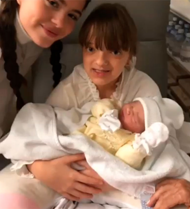 Manuella aparece no colo da irmã Rafinha Justus - e da mãe Ticiane Pinheiro também!