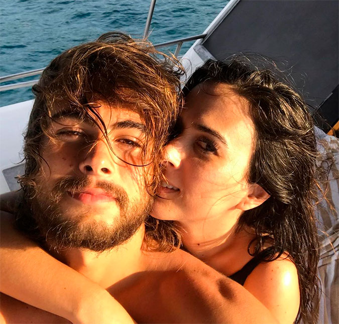 Rafael Vitti corta o cabelo em viagem e Tatá Werneck brinca: <I>Não posso deixar sozinho que volta de moicano</I>