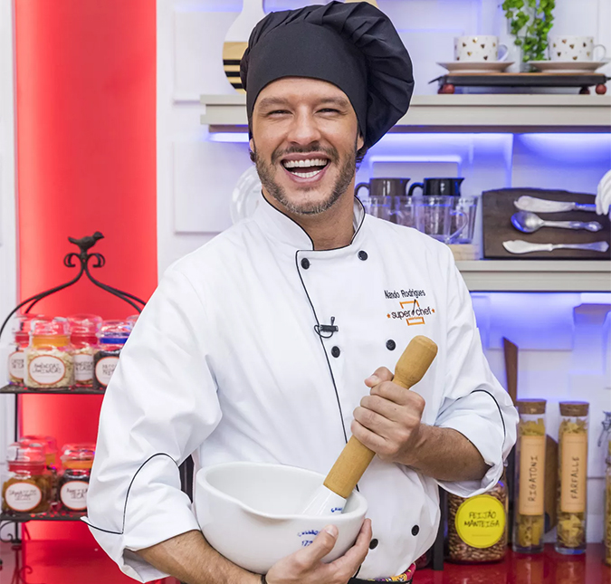 Nando Rodrigues ganha o <i>Super Chef Celebridades</i> e leva 50 mil reais para casa!