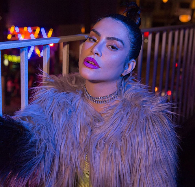 Cleo arranca elogios de seguidores ao postar foto com casaco de pelos e batom rosa!