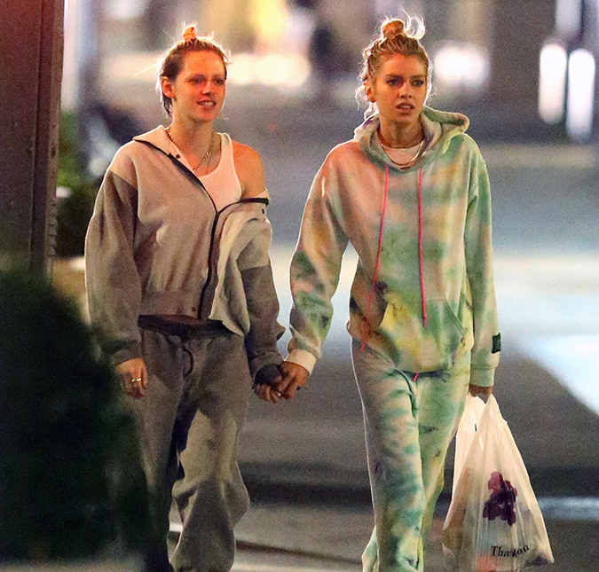 Kristen Stewart é flagrada tomando sol de <i>topless</i> com a ex-namorada Stella Maxwell