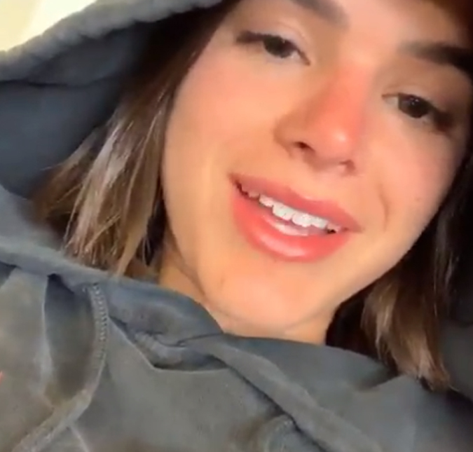 Bruna Marquezine critica companhia aérea e usa casaco do ex-namorado de uma Kardashian