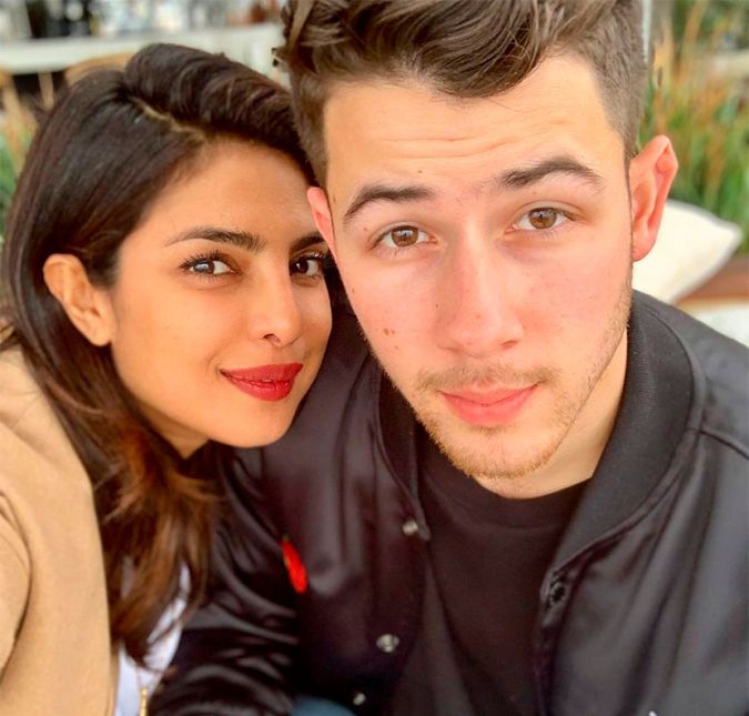 Já Priyanka contou no evento Women in the World que tinha um pézinho atrás com Nick: - Eu o conheço há dois anos. E eu não pensava que seríamos um casal, e talvez a culpa seja minha, eu julguei um livro pela capa. Quando eu comecei a namorar Nick, ele me surpreendeu tanto... eu o chamo de velho Jonas. Esse é o meu nome para ele. Ele é uma alma tão antiga, extremamente inteligente, tão bom para mim, porque ele me apoia muito. Eu sou uma criança selvagem. Eu faço o que quiser quando quero e ele sempre me apoia.