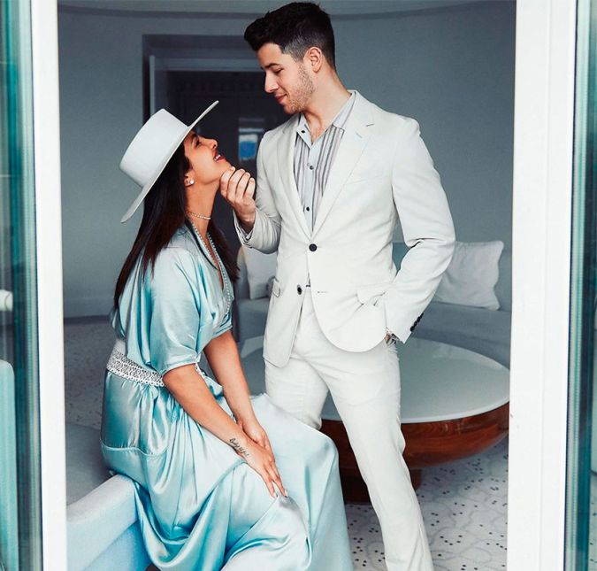 À revista Elle, Priyanka falou sobre estar oficialmente casada com Nick: - É tão diferente. Eu nunca pensei que ter um marido e um namorado são coisas tão diferentes. Quando você diz seus votos, percebe que essa pessoa é a minha família e é a família que escolhi. É uma responsabilidade estranha. E vem uma segurança disso. Estamos aprendendo um com o outro todos os dias.