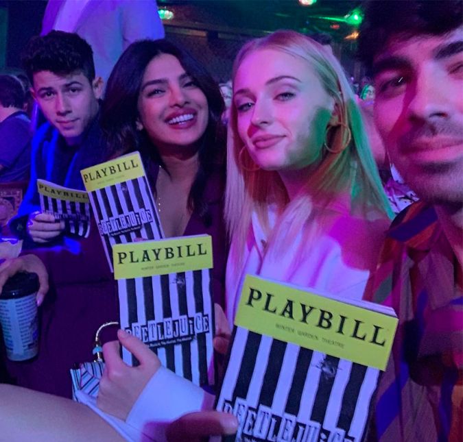 ...e também aqui! Neste clique em específico, os quatro tinham ido ao teatro assistir ao musical da obra Beetlejuice - Os Fantasmas Se Divertem. Fofos, não é?