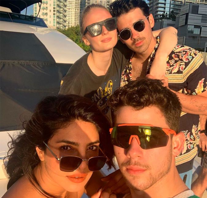 Nick e Priyanka ainda são amigos de outro casal lindíssimo: Joe Jonas e Sophie Turner! Os casais vivem fazendo encontros duplos, como você vê aqui...