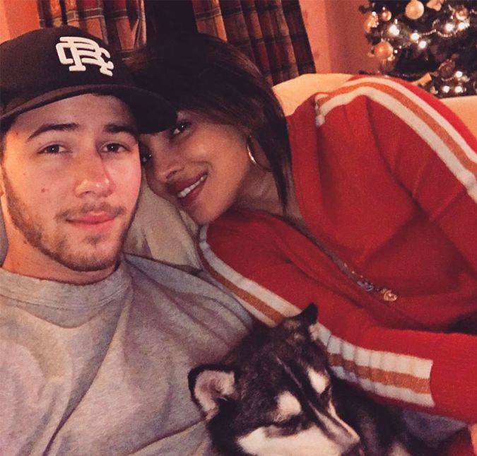 Priyanka também tem essa vontade - mas confessou à People que pode demorar um pouquinho para engravidar: - Nós dois sabemos que isso é algo que precisa acontecer [ter filhos], mas não é algo em que eu penso muito. Somos ambos muito motivados, amamos nosso trabalho, somos casados com o nosso trabalho e ambos apoiamos muito o trabalho um do outro. Então, tenho certeza de que isso acontecerá de uma maneira orgânica. Nos deixem ficar casados por um tempo antes de termos que tomar todas essas grandes decisões. Estamos em nosso período de lua de mel agora e passaremos muito tempo assim.