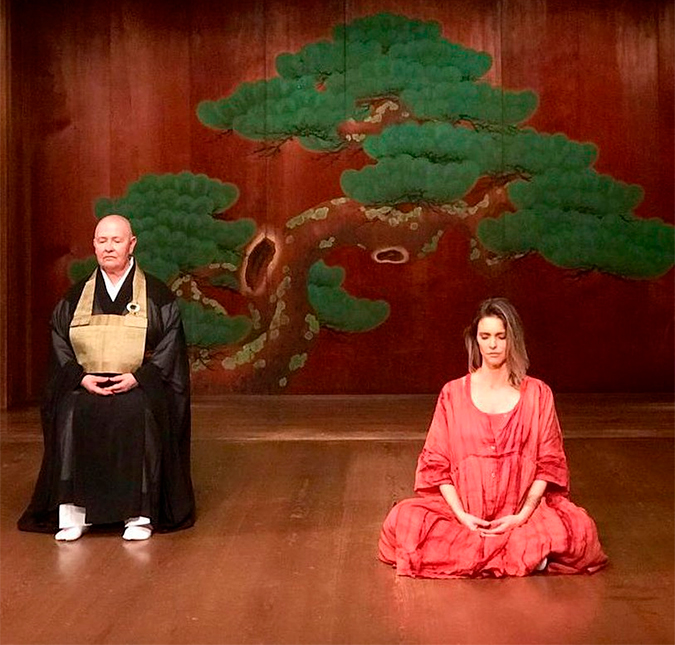 Fernanda Lima posa grávida no Japão para anunciar seu novo programa!