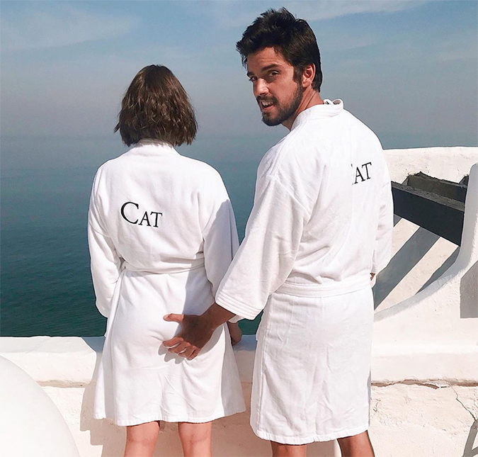 Rodrigo Simas posta foto agarrando bumbum de Agatha Moreira e Juliana Paes brinca: <i>Tira a mão</i>