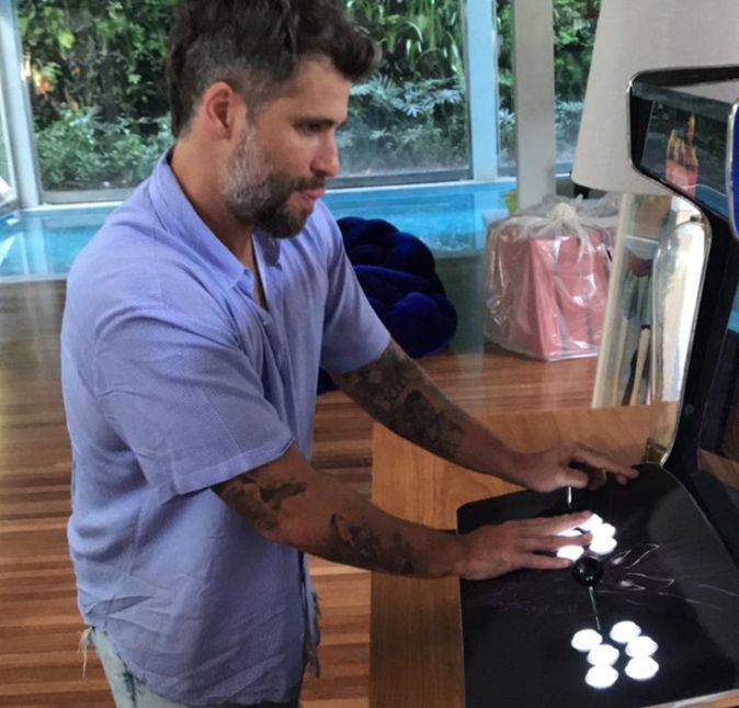 Já imaginou jogar uma partida de Pacman com Bruno Gagliasso, por exemplo? Ou enfrentar o Michelle Rodriguez no Atari? Pois é, além deles, outros famosos também são adeptos da diversão eletrônica e não deixam de lado a jogatina. Na foto ao lado, por exemplo, você pode ver Bruno até mordendo a língua de tão concentrado que está no jogo. Quem nunca, né?