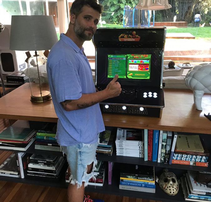 E se você pensa que o vício é pequeno, está enganado. O ator tem até um fliperama portátil dentro de casa, como você pode ver na foto. O jogo favorito do pai de Titi é Pac man, o famoso come-come!