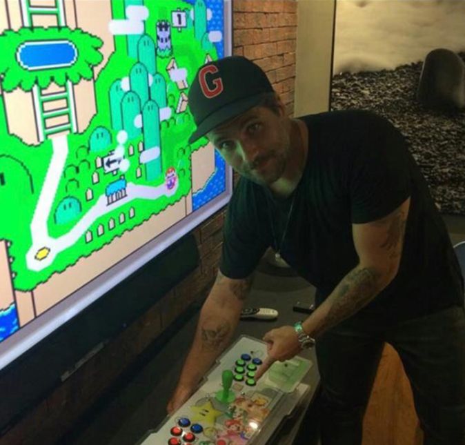 Olha Bruno aí jogando Mário Bros, outro clássico dos games que faz a cabeça de qualquer um! E o tamanho desse control e dessa televisão? Para quem curte, né?