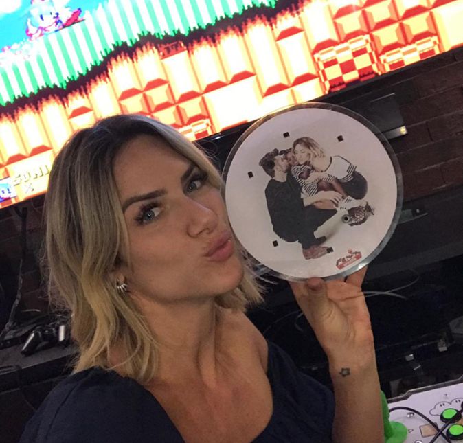 E não é só ele que gosta de jogos na família, não. Giovanna Ewbank também é aficionada em games e registou o seu amor com uma foto da família no console. Viu só a foto dela com o marido e a filha no controle? Um amor!