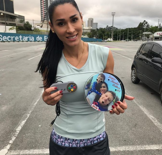 Jaqueline ficou conhecido por sua carreira brilhante no vôlei - além de ter feito parte do Dancing Brasil. Mas sabe o que ela faz nas  horas de folga? Se acaba no vídeogame - que também foi personalizado com uma foto de sua família, tal qual Giovanne Ewbank fez. Dá até vontade de jogar, né?