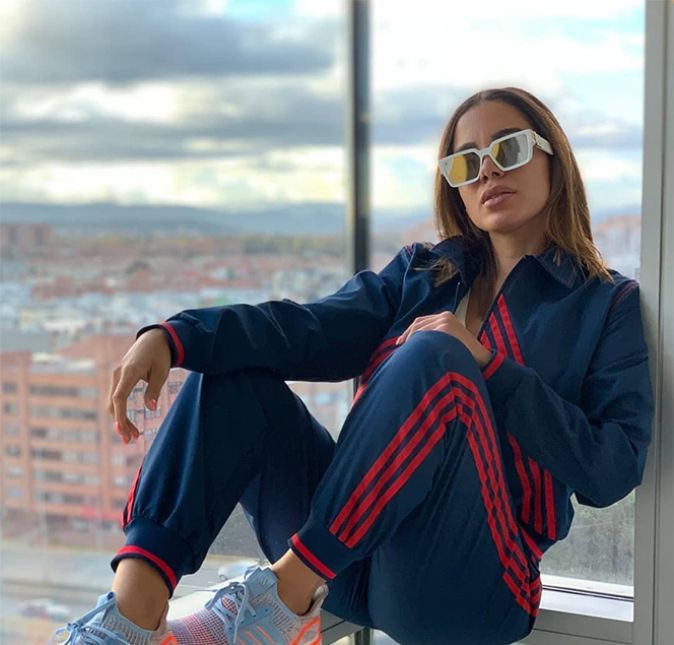 Os conjuntos de moletom também estão super em alta! Anitta mostra bem como usar esse modelito!